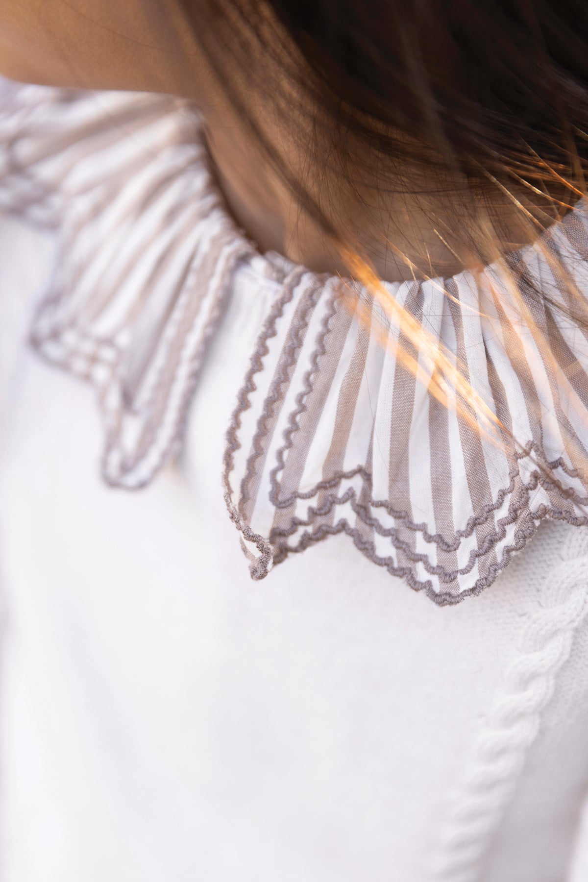 Blouse - Middenbeige gestreept kraag met ruches