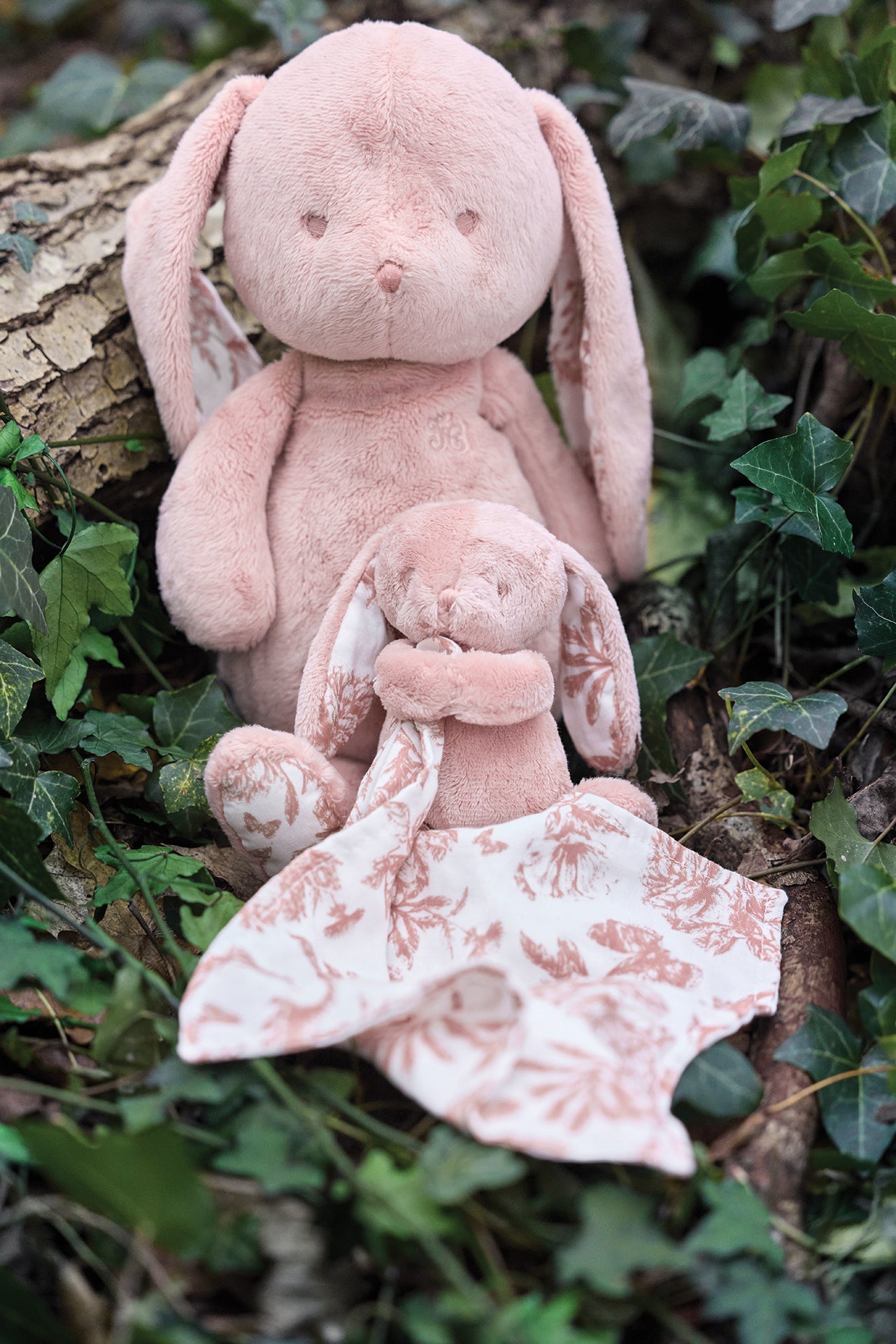 Augustin le Lapin - Doudou imprimé inspiration Toile de Jouy rose