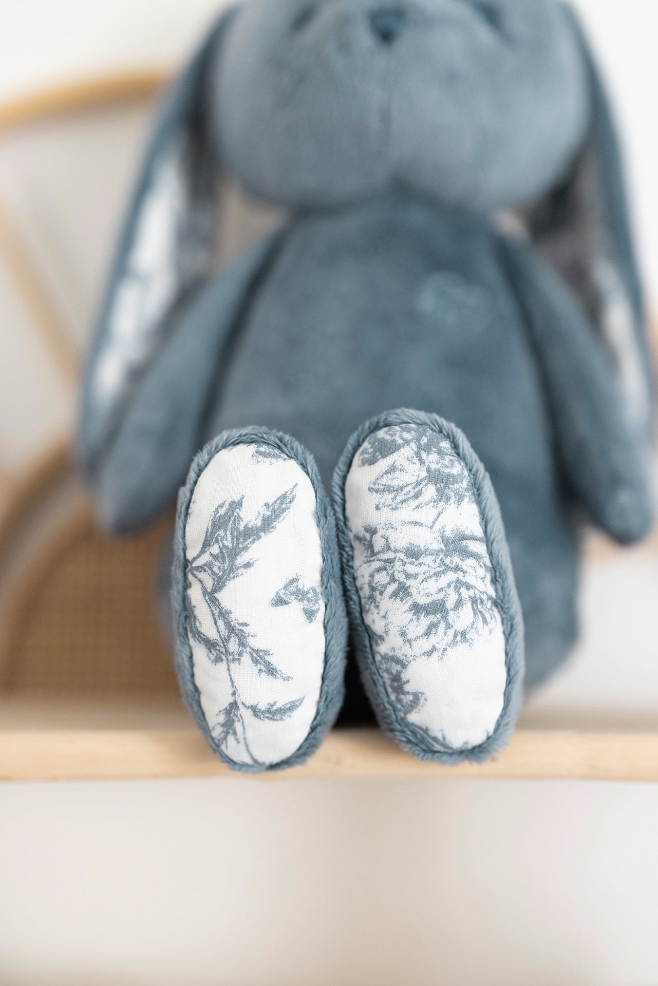 Augustin le Lapin - Imprimé inspiration Toile de Jouy bleu 25cm