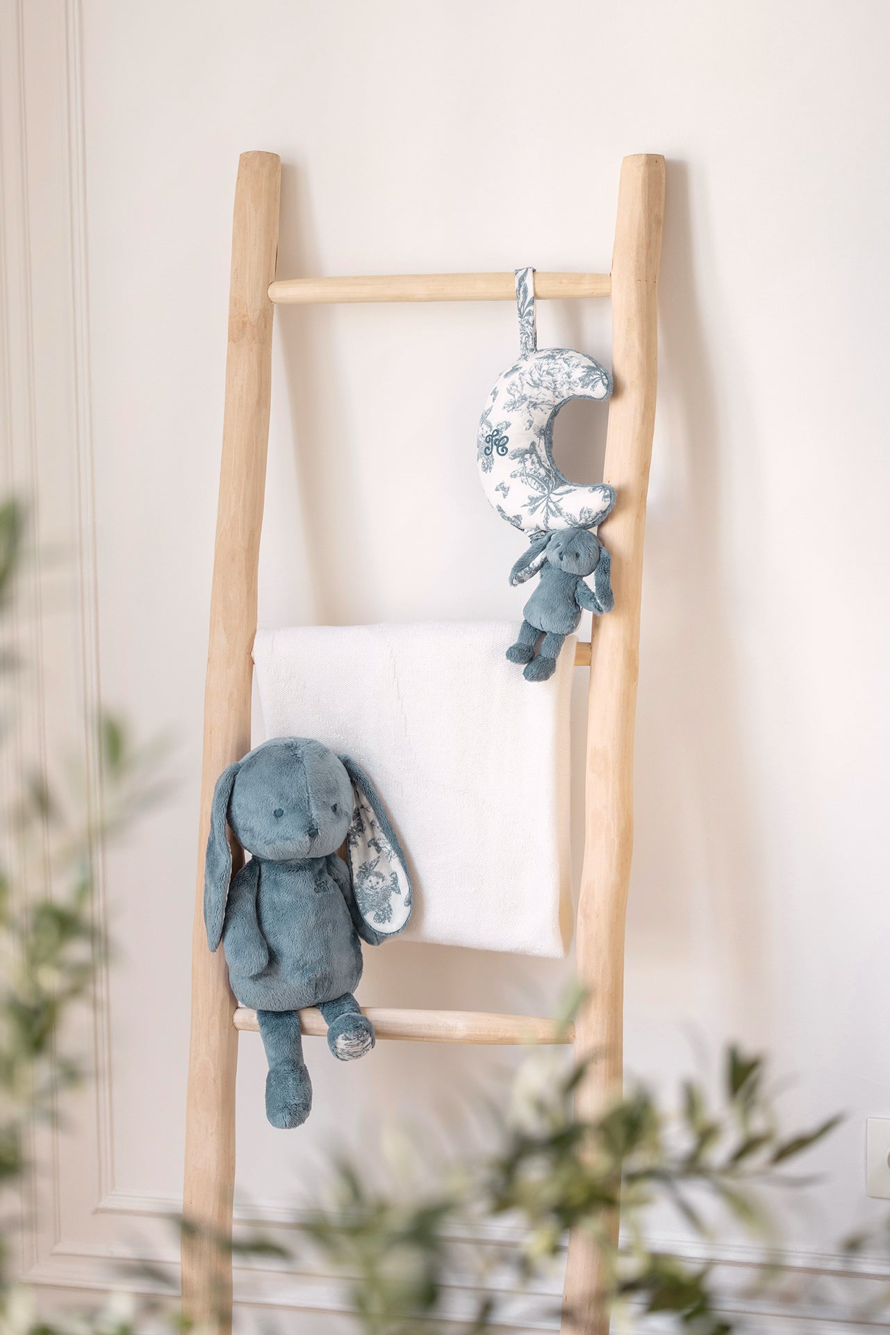 Augustin le Lapin - Imprimé inspiration Toile de Jouy bleu 25cm