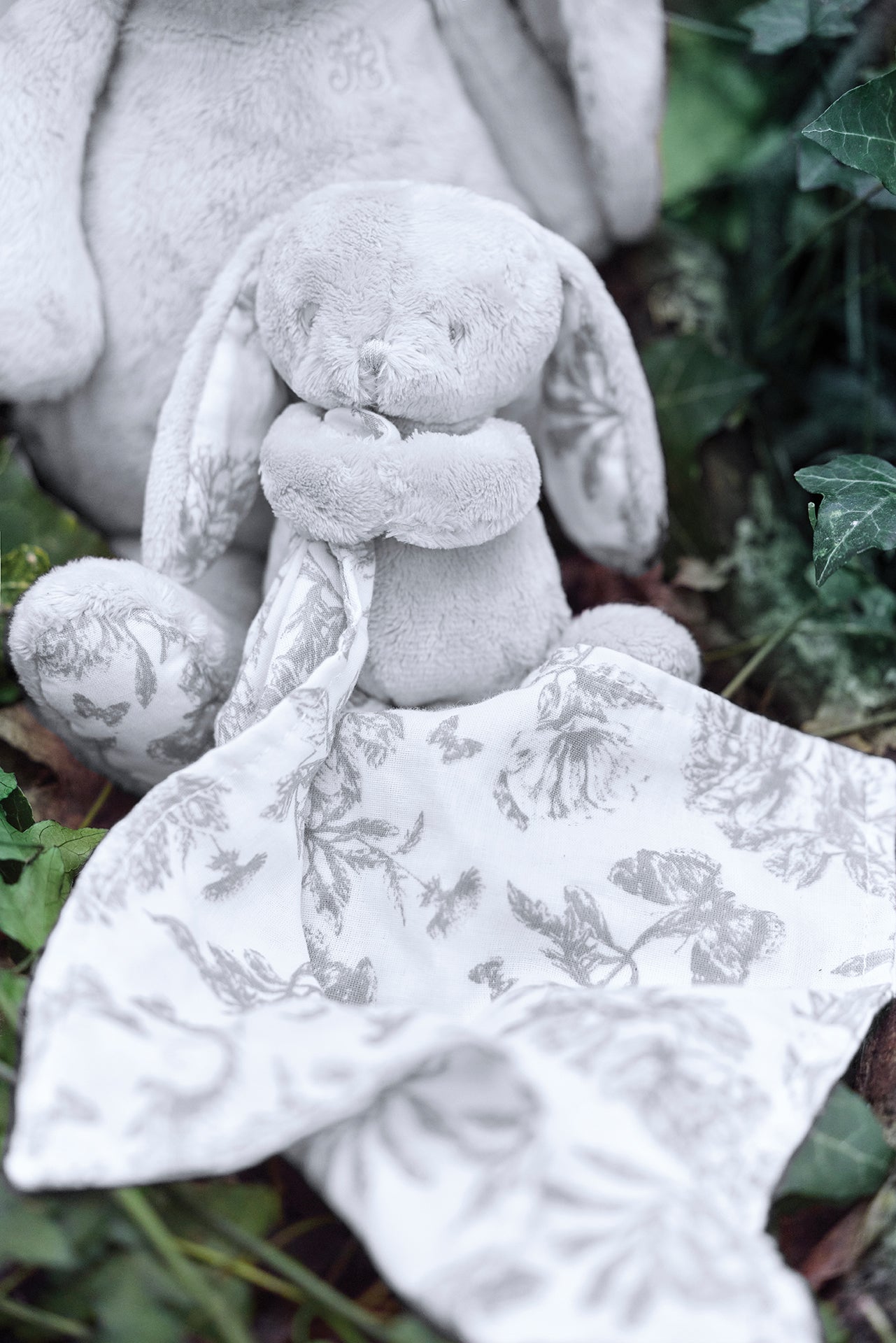 Augustin le Lapin - Doudou Toile de Jouy gris mixte | Tartine et Chocolat