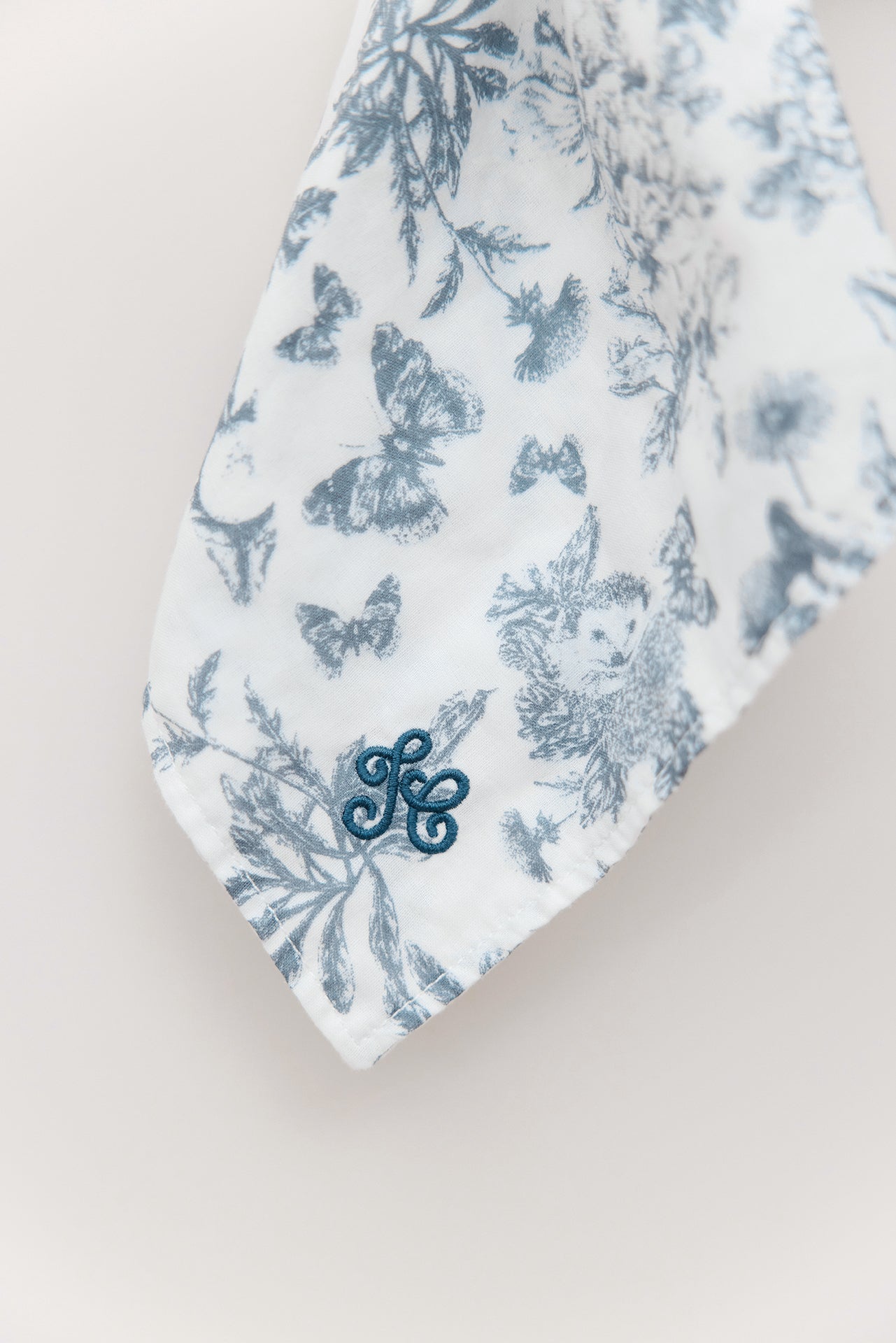 Augustin le Lapin - Doudou imprimé inspiration Toile de Jouy bleu