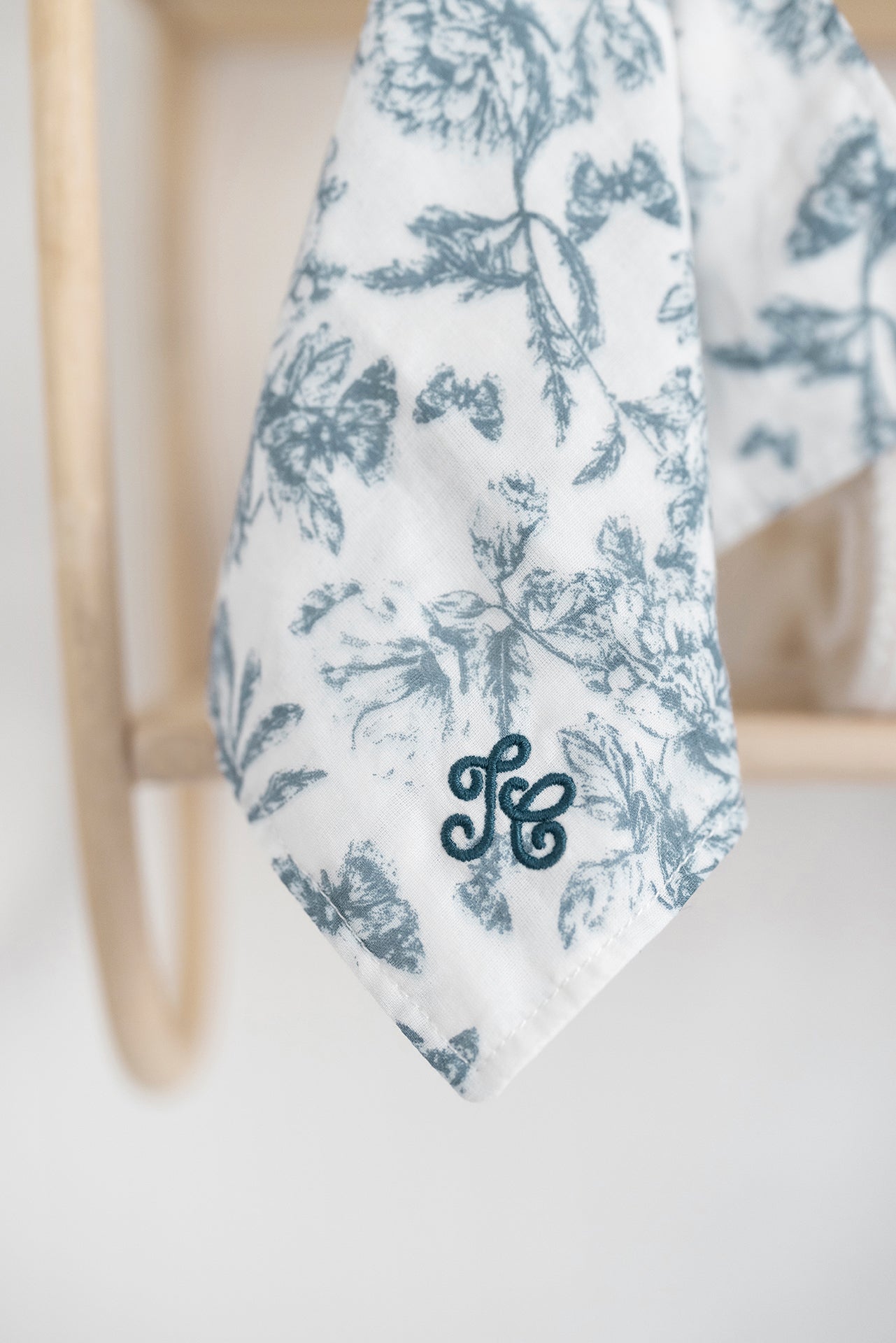 Augustin le Lapin - Doudou imprimé inspiration Toile de Jouy bleu