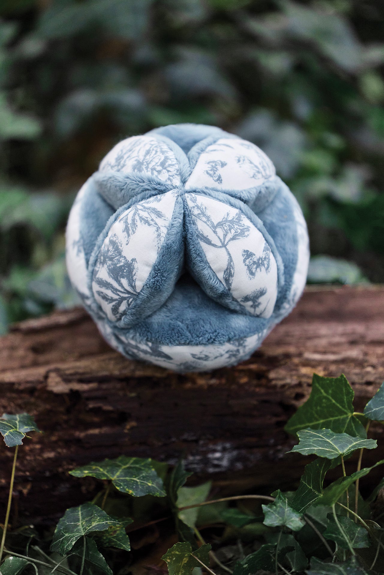 Balle sensorielle - Imprimé inspiration Toile de Jouy bleu