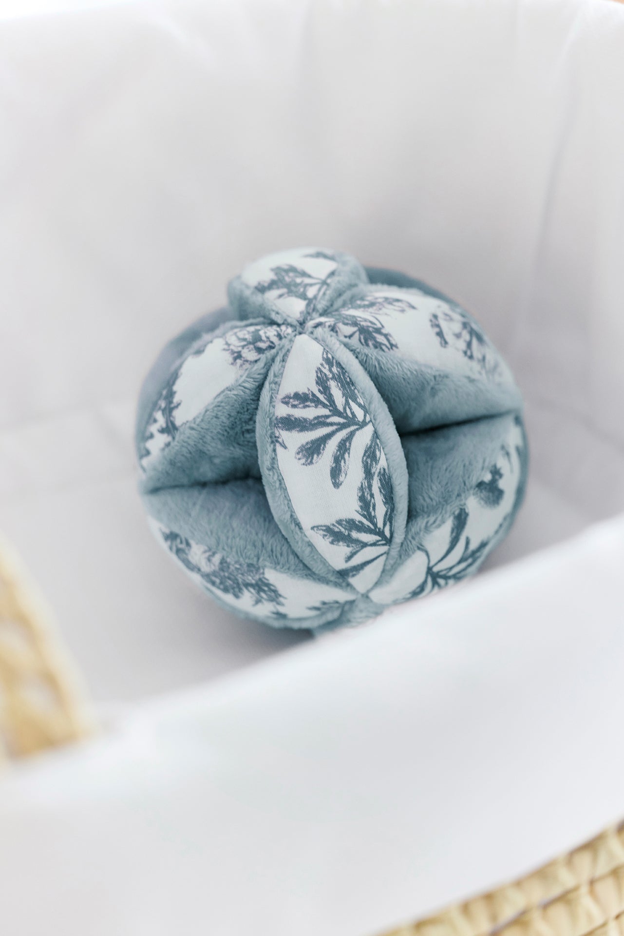 Balle sensorielle - Imprimé inspiration Toile de Jouy bleu