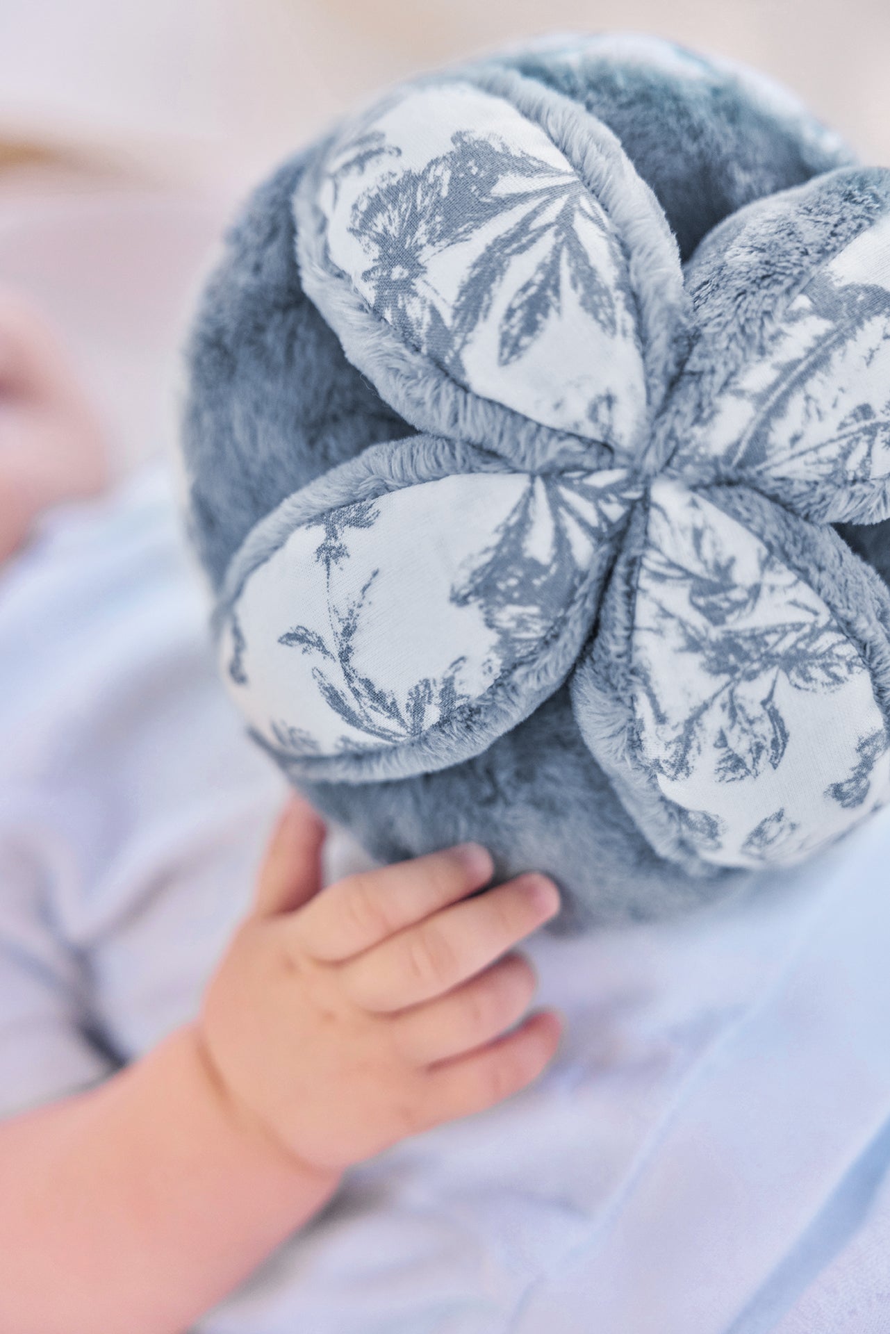 Balle sensorielle - Imprimé inspiration Toile de Jouy bleu