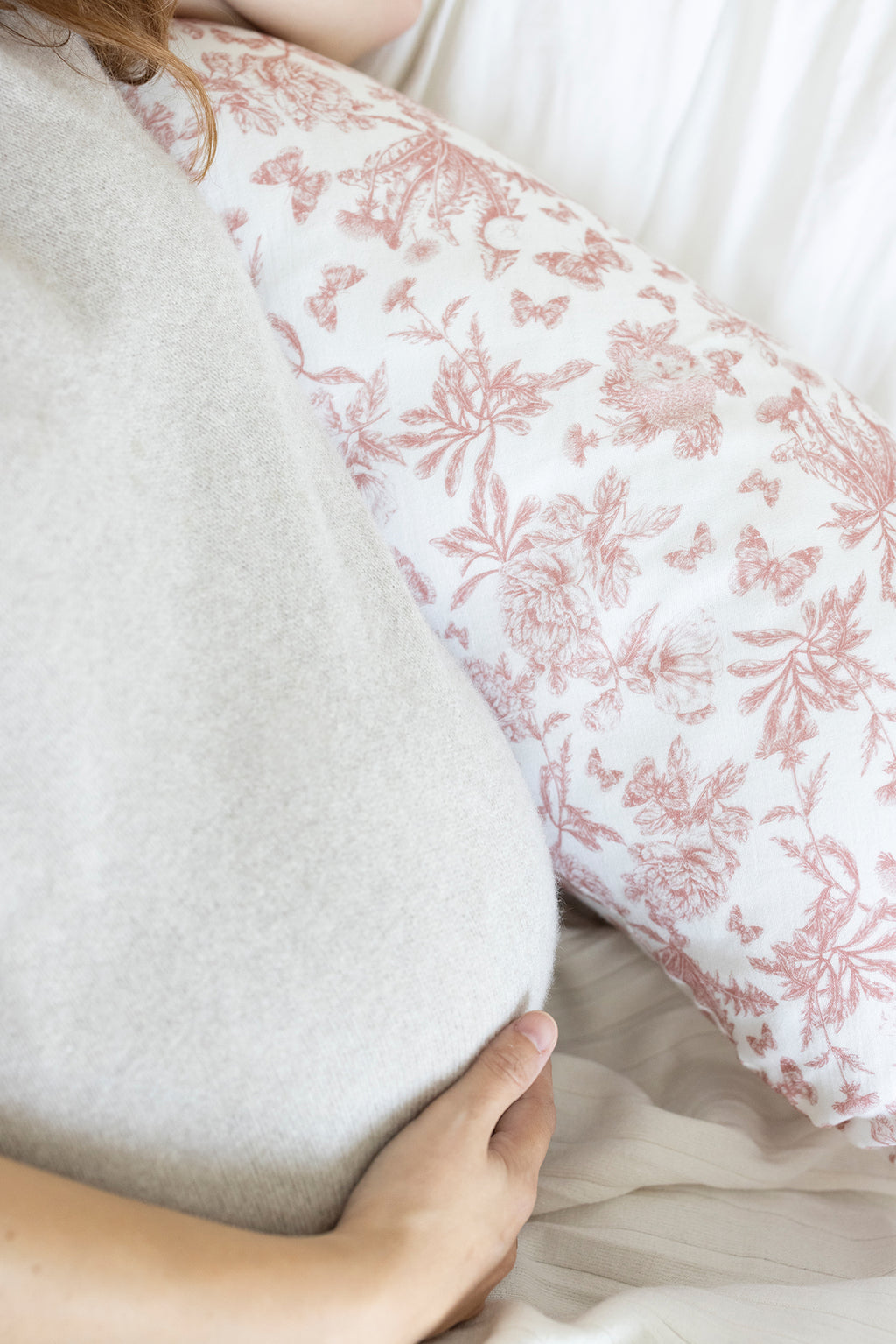 Maternity cushion - Print inspiration Toile de Jouy