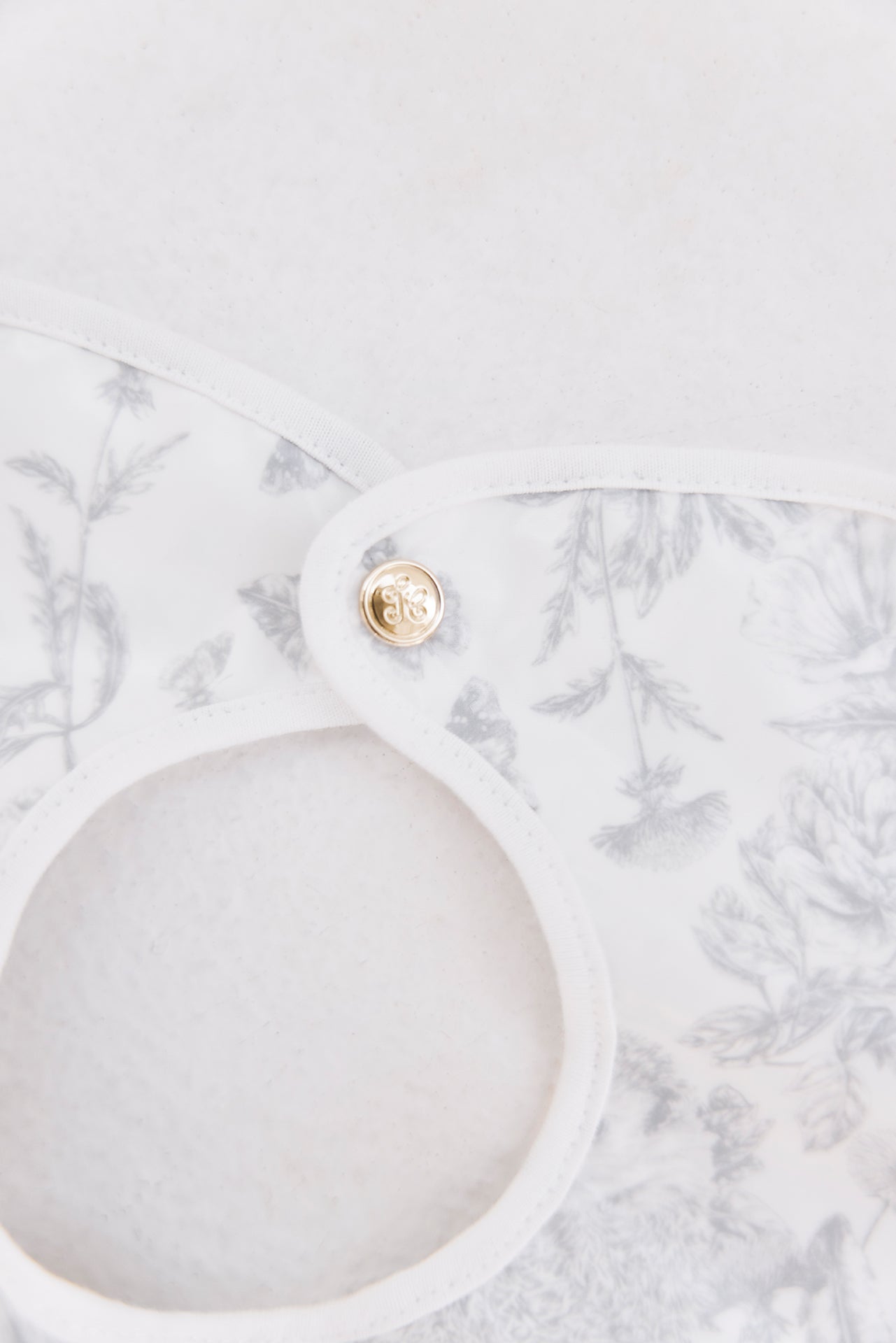 Bavoir toile enduite - Imprimé inspiration Toile de Jouy gris