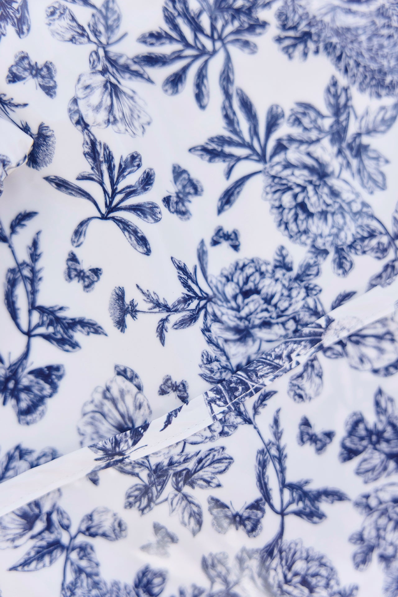 Bavoir à manches toile enduite - Imprimé inspiration Toile de Jouy bleu