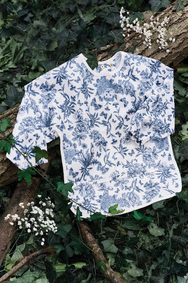 Bavoir à manches toile enduite - Imprimé inspiration Toile de Jouy bleu - Image principale