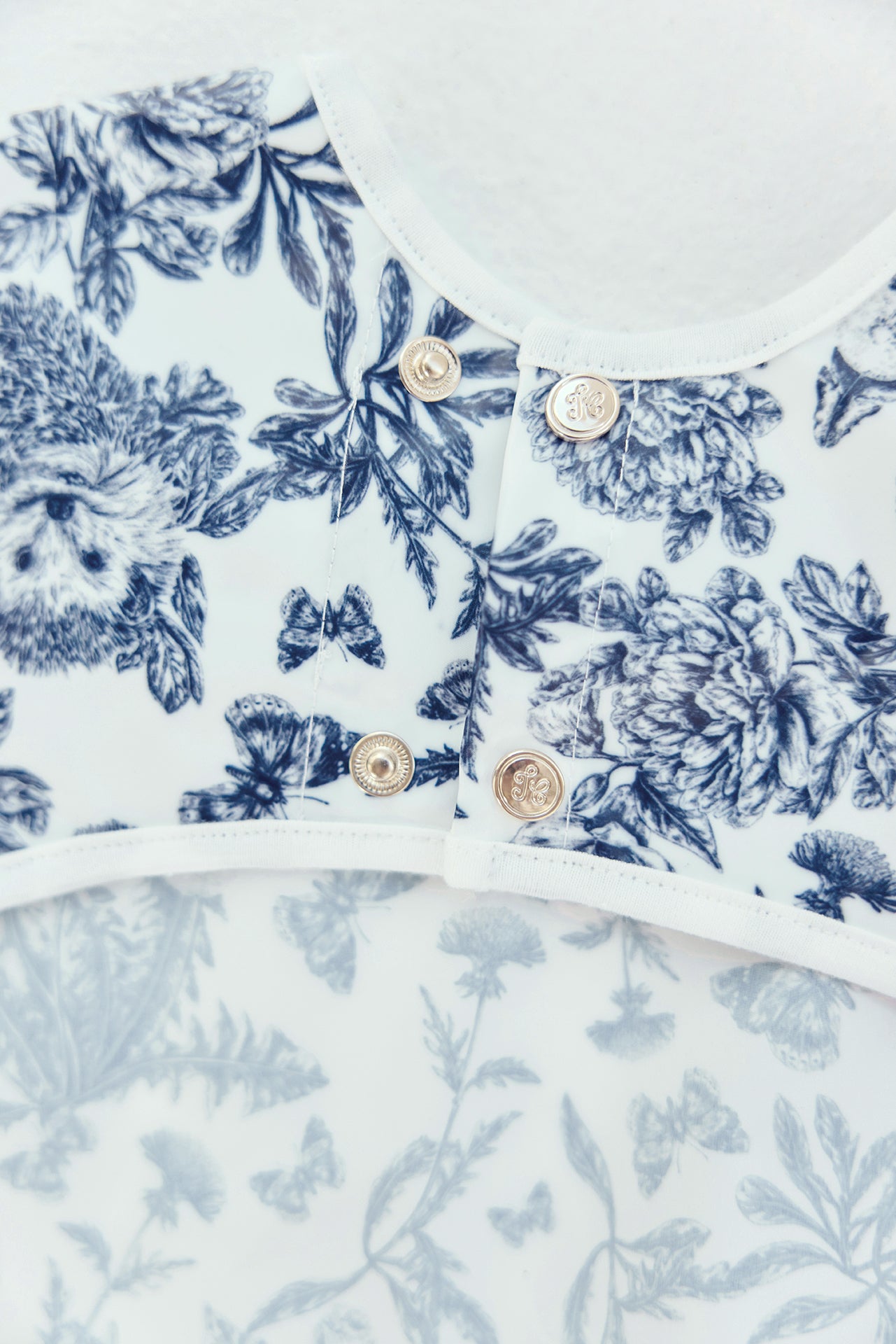 Bavoir toile enduite - Imprimé inspiration Toile de Jouy bleu
