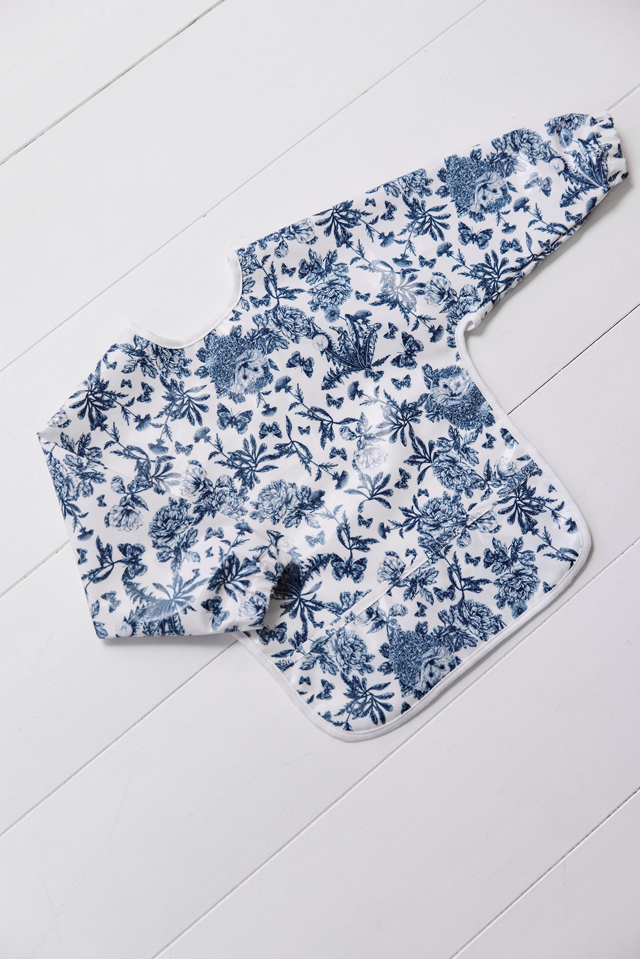 Bavoir à manches toile enduite - Imprimé inspiration Toile de Jouy bleu