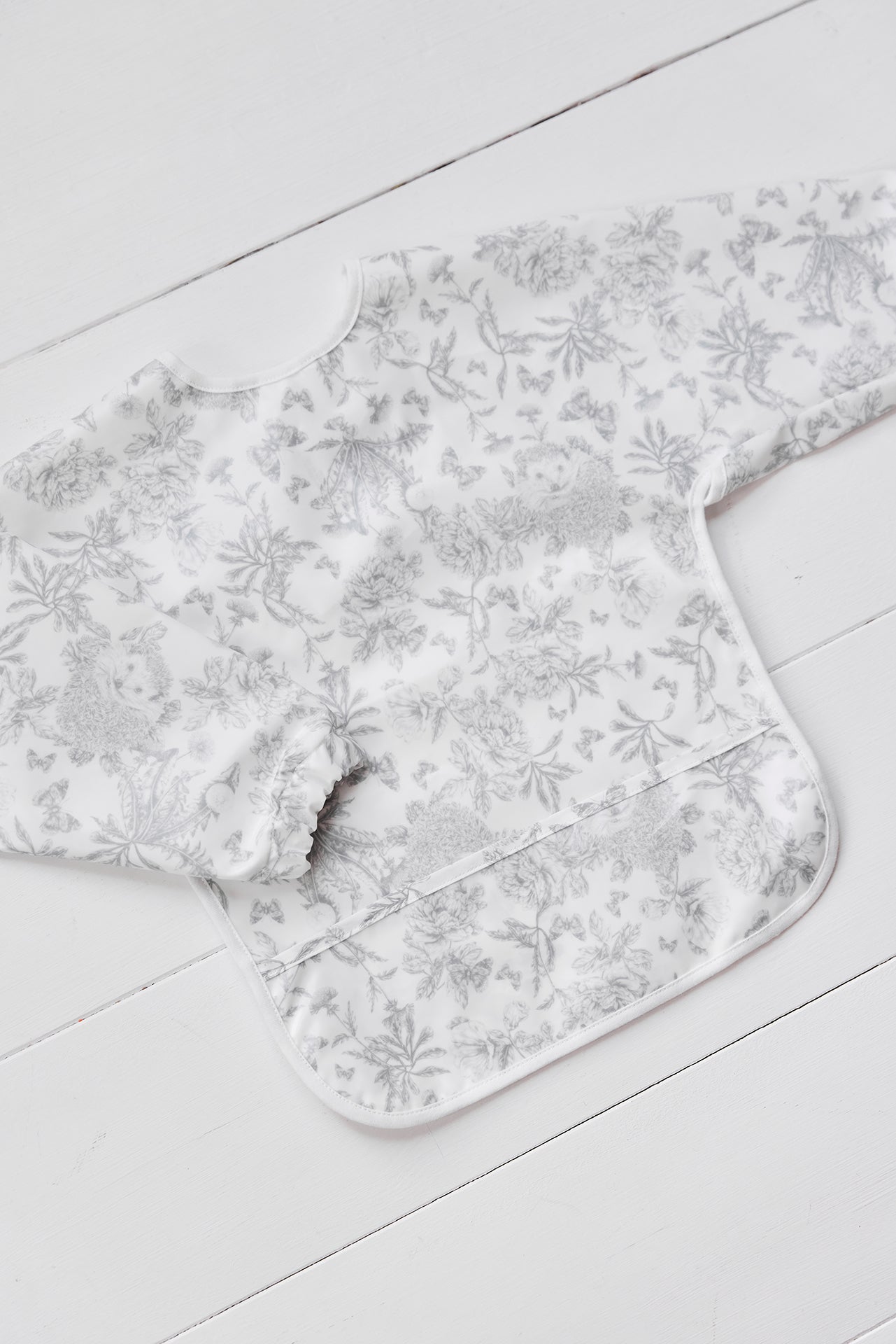 Bavoir à manches toile enduite - Imprimé inspiration Toile de Jouy gris