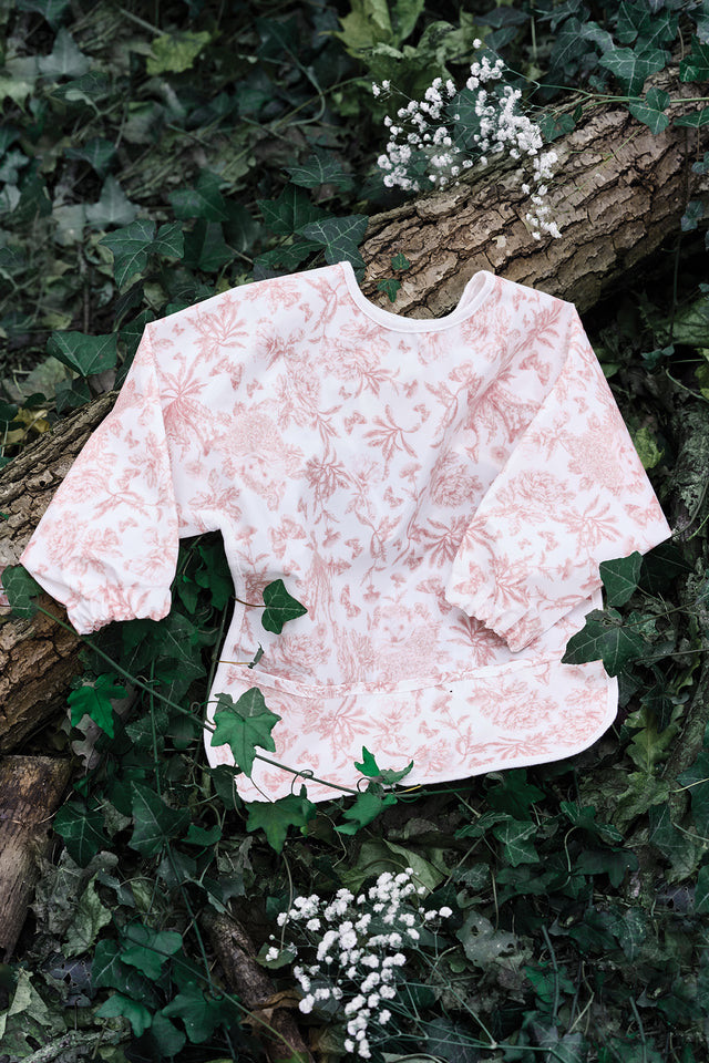 Bavoir à manches toile enduite - Imprimé inspiration Toile de Jouy rose - Image principale