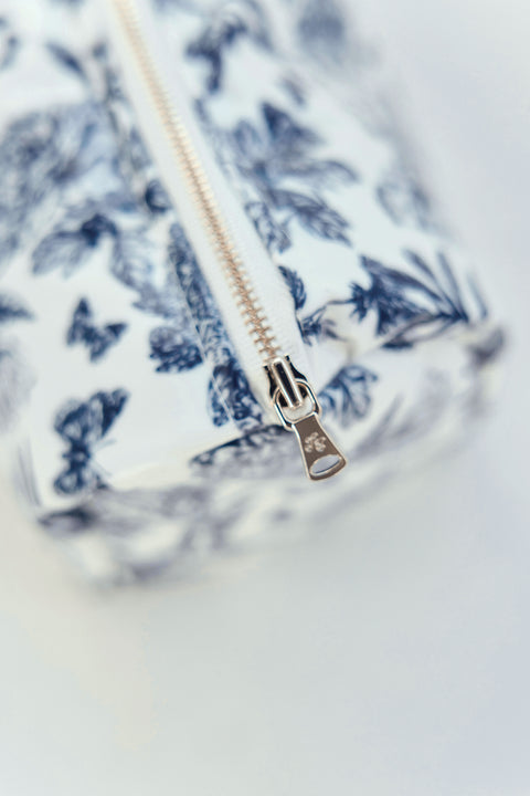 Trousse de toilette toile enduite - Imprimé inspiration Toile de Jouy bleu - Image principale