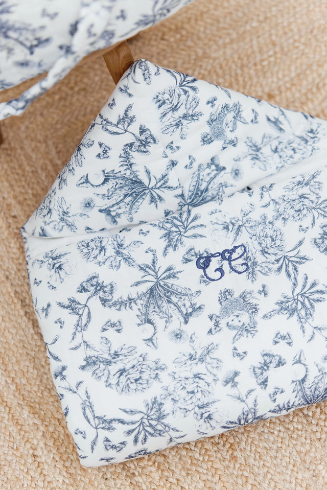 Nid d'ange - Imprimé inspiration toile de jouy bleu - Image principale