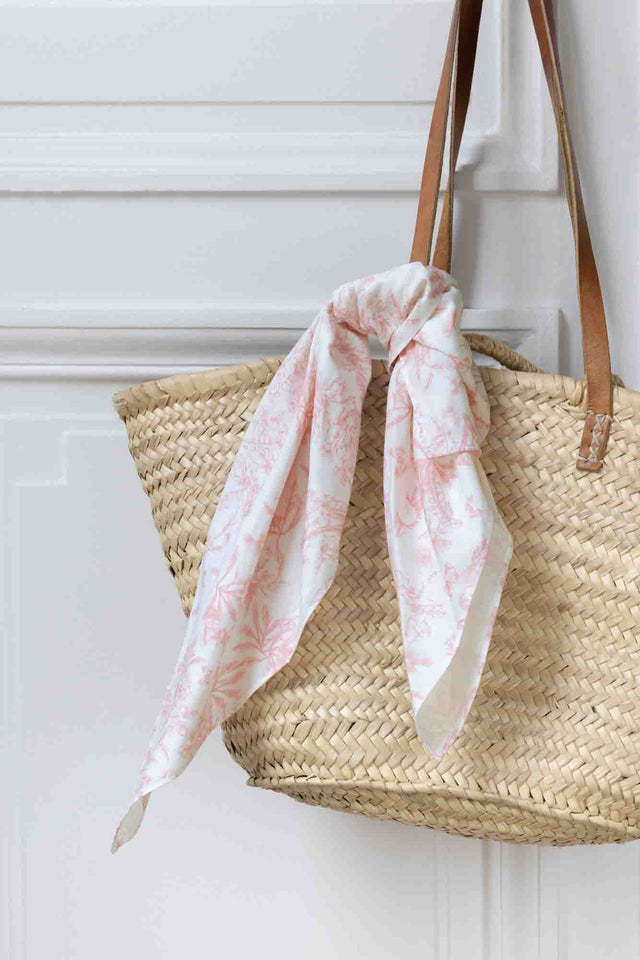 Foulard - Rose imprimé inspiration Toile de Jouy - Image principale