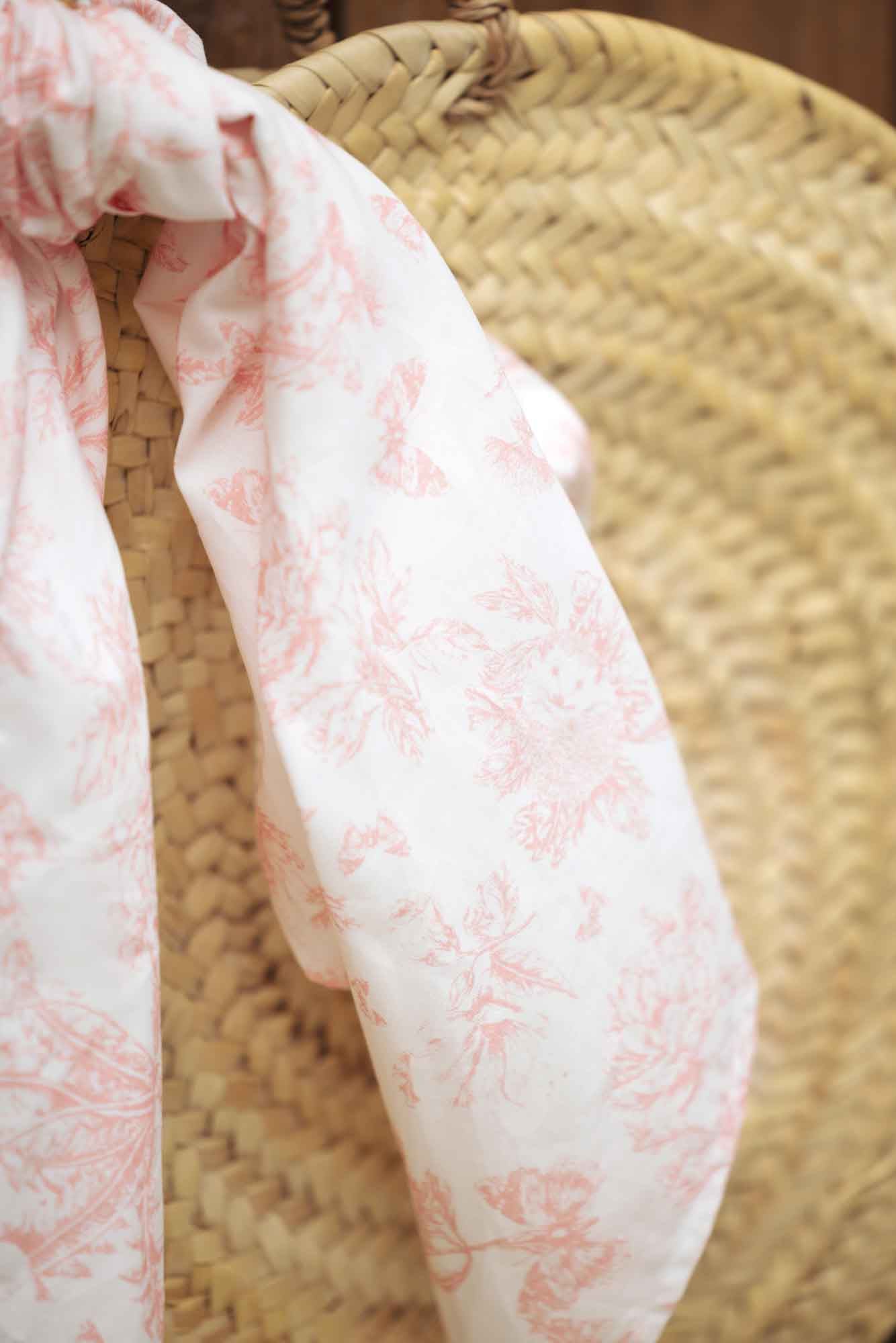 Foulard - Rose imprimé inspiration Toile de Jouy