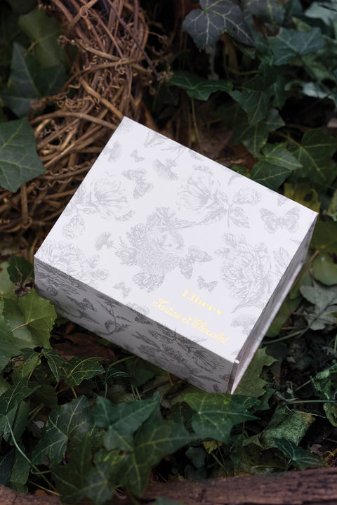 Coffret biberon et doudou - Toile de jouy gris Élhée x Tartine et Chocolat - Image principale