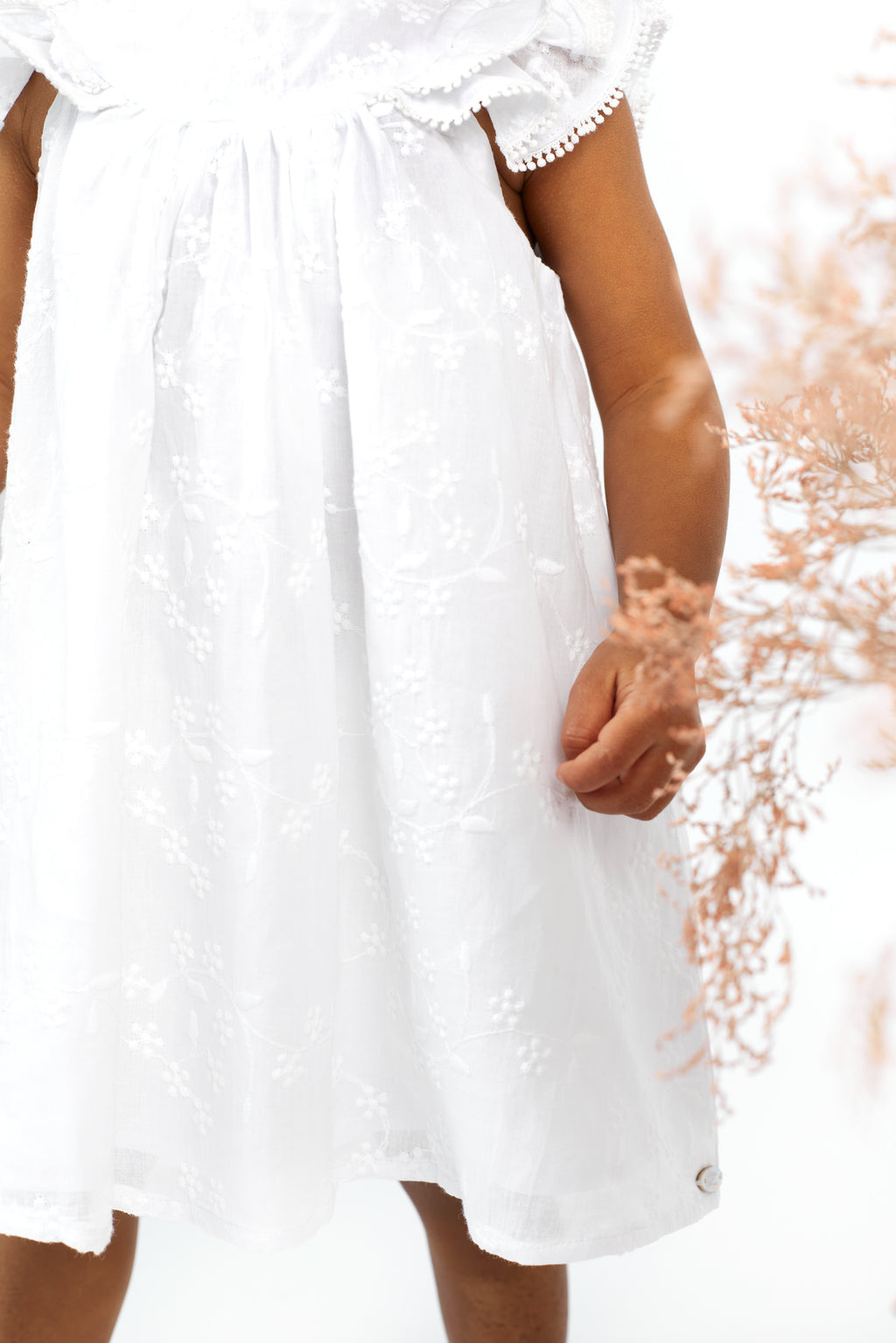 Kleid - weiße Blumenstickerei und Pompelira Skid
