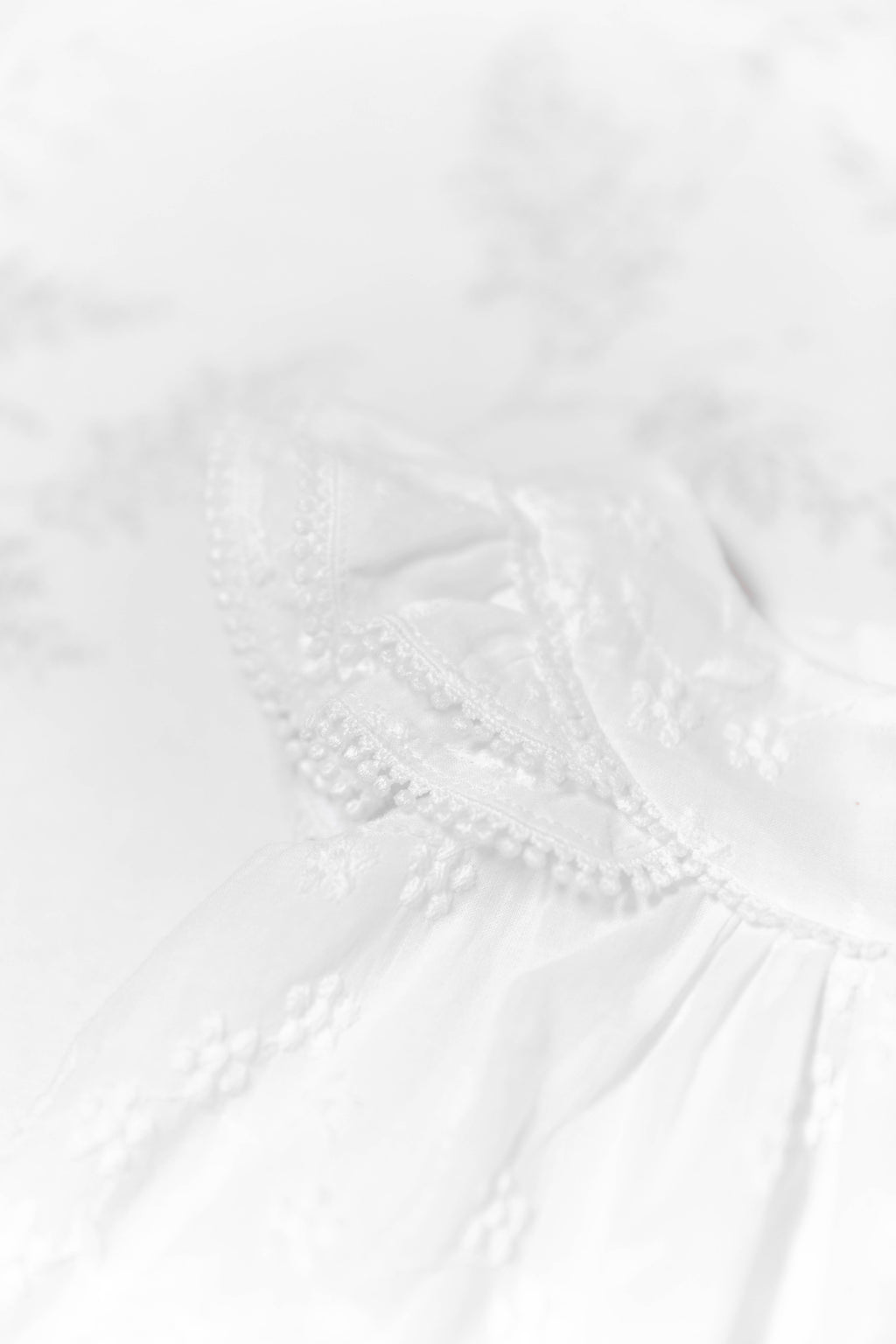 Vestido - trenza de bordado floral y pompones blancos